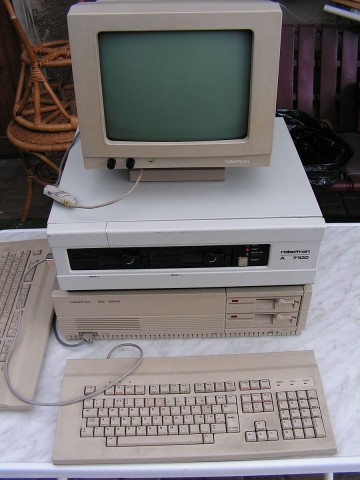 Robotron A7100 (oben) und Robotron EC1834 (unten): die Versuche der DDR, die 16-Bit-Revolution mitzugestalten (Bild: Karsten Reichert/GNU FDL)